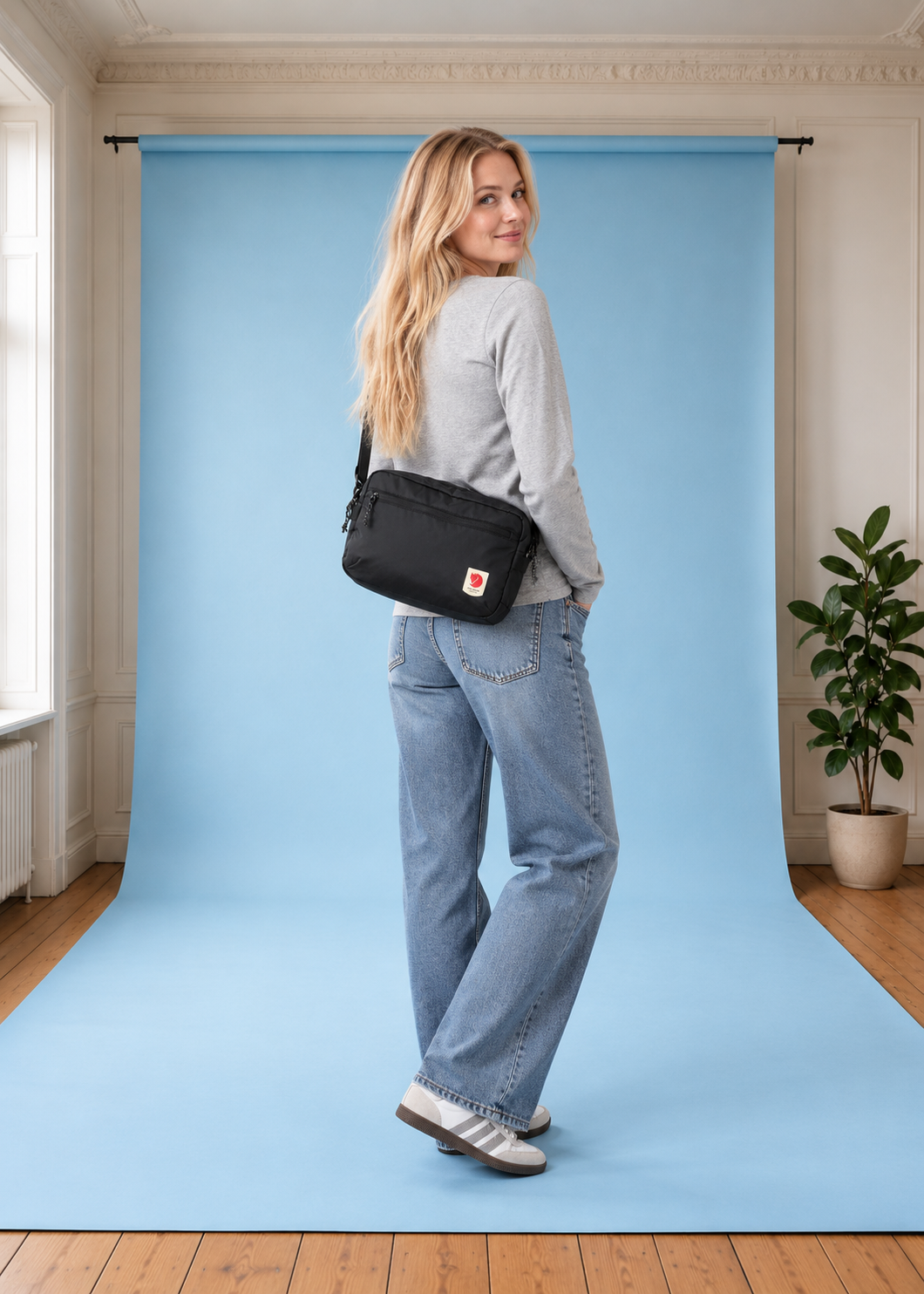 F23227 HIGH COAST CROSSBODY BLACK